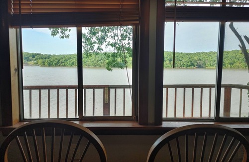 Edwards Cabaña | Lake front house with dock and deep water all year long.