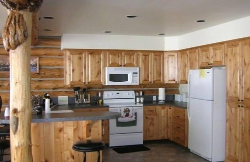 West Yellowstone Cabina | Cabaña de madera frente al lago con deslizamiento de barco