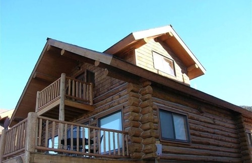 West Yellowstone Cabina | Cabaña de madera frente al lago con deslizamiento de barco