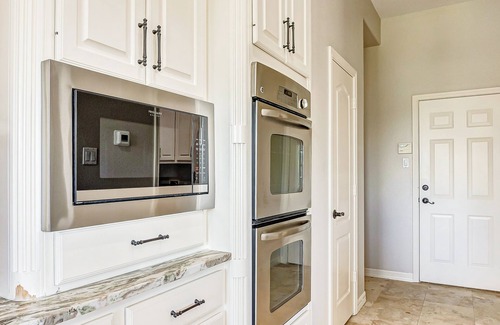Montgomery Casa | Lake Front Luxury Estate featuring a swimming pool and hot tub on Lake Conroe!