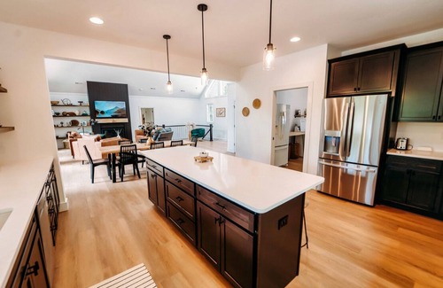 Jacksboro Casa | LAKE FRONT - New Build, No Steps to Lake, Quiet Cove, Big Creek -Seasonal Water