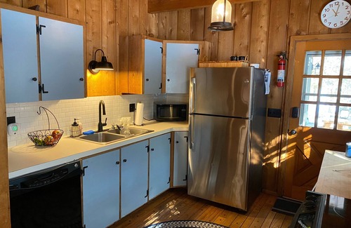 Pocono Pines Cabina | LAKE FRONT!! Newly updated Cabin with a private beach. Great Location!