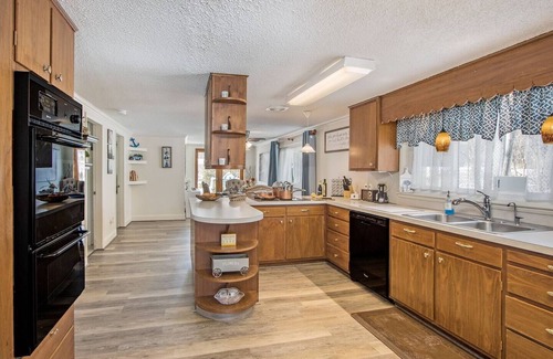 Plainwell Casa | Lake Front @ Pine Lake w/ Kayaks & Paddle Boat