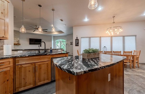 Buffalo Springs Casa | Lake Front Property in a Beautiful High-End Home