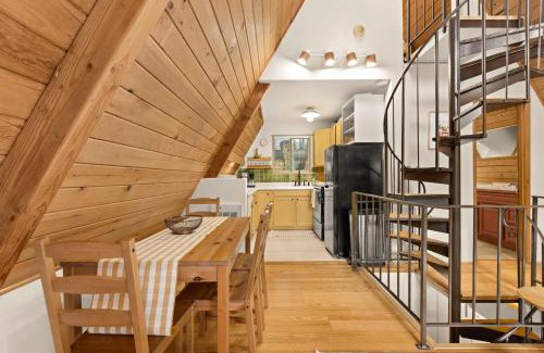 Burley Casa | Lake Front Retreat, Sauna/Hot Tub