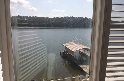 Lincoln Casa | Lake Front Retreat! Sleeps 10