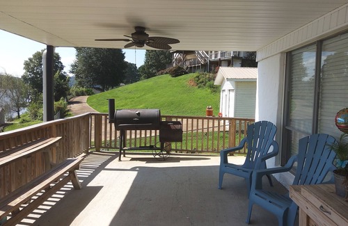 Lincoln Casa | Lake Front Retreat! Sleeps 10
