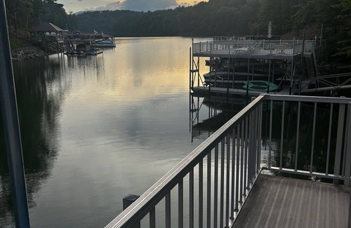 The Arbor Casa | Lake Front Retreat with 2-tier Dock / Brand new 4 Bedroom Home