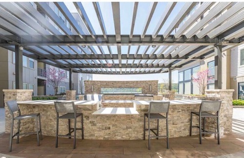 Getty Square Apartamento | Lake Front Updated apartment with Amenities