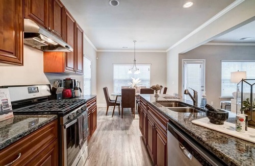 Morrow Casa | Open Deck House w / Lake Front View - Camas King
