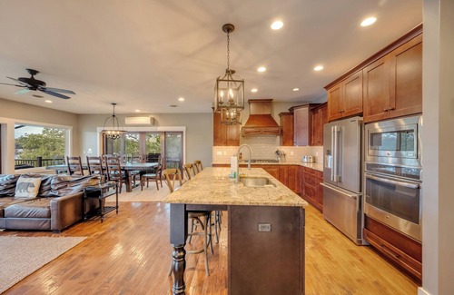 Lake Harmony Casa | "Lake Front Vista" 9 Bdrm, 4.5 Bath, Dock, Hot Tub, Pool Table, Shuffleboard, Fire Pit, Gas Grill