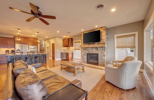 Lake Harmony Casa | "Lake Front Vista" 9 Bdrm, 4.5 Bath, Dock, Hot Tub, Pool Table, Shuffleboard, Fire Pit, Gas Grill
