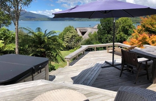 Lake Tarawera Casa | Frente al lago con embarcadero propio. Cuatro habitaciones con muebles modernos.