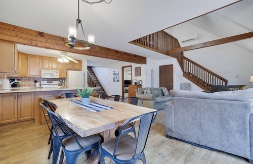 Jim Thorpe Casa | Lake front with Private Beach, Hot tub, Pool, Pickle Ball, Close to Skiing