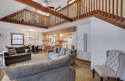 Jim Thorpe Casa | Lake front with Private Beach, Hot tub, Pool, Pickle Ball, Close to Skiing