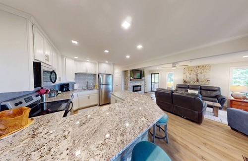 Bronston Casa | Lake Front Woodson Bend ~ Lake Cumberland Resort Luxury Condo (unidad hermana # 888559)