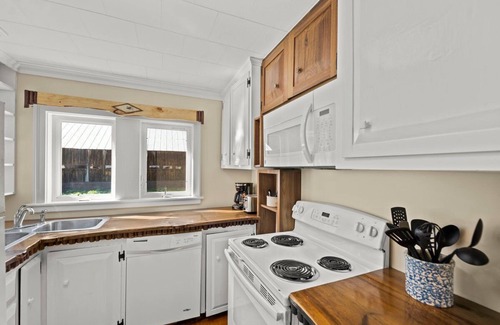 Warrensburg Cabina | Lake George Area Cabin near Hudson River Access