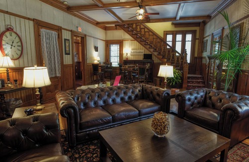 Lake Luzerne-Hadley Casa | Lake George area Victorian Inn - sleeps 24 - Firepit - A/C - Breakfast included!