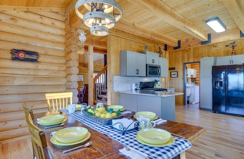 Lake George Cabina | Lake George Cabin w/ Deck & Mountain Views!