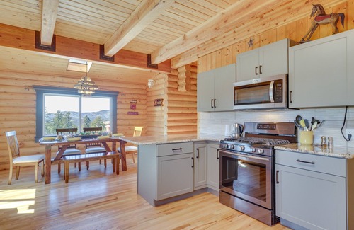 Lake George Cabina | Lake George Cabin w/ Deck & Mountain Views!