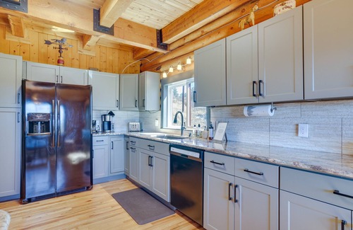 Lake George Cabina | Lake George Cabin w/ Deck & Mountain Views!