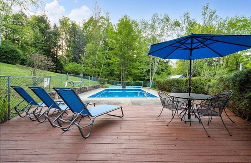 Warrensburg Cabina | Lake George Mountain Chalet on 2.45 acres with Fall Foliage, grill & fire pit.