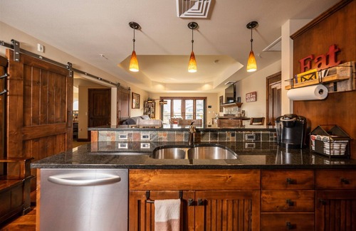 McCall Condominio | Lake Getaway! Elegant 2-Bedroom Condo in Downtown McCall