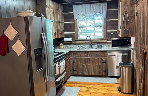 Gumlog Cabina | Lake Hartwell Cabin w/ covered dock, sunroom, firepit, deck, sleep 12
