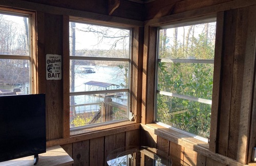 Gumlog Cabina | Lake Hartwell Cabin w/ covered dock, sunroom, firepit, deck, sleep 12