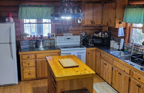 Townville Cabina | Lake Hartwell-front cabin with firepit, gameroom + private dock