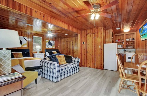 Piney Cabaña | Lake Haven Cottage (On Lake Hamilton)