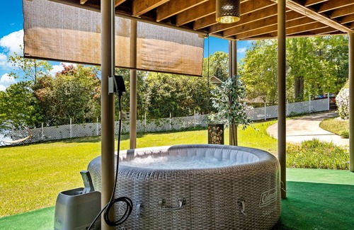 Conyers Casa | Lake Haven-Entire guesthouse with Hot Tub, Paddleboat, and Fishing!