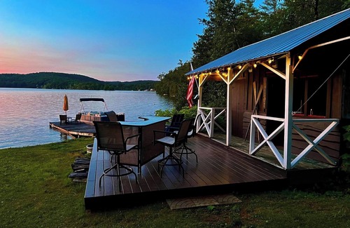 Hubbardton Cabaña | Lake Hortonia 3 bedroom cottage and boat house 2 min walk to Lake.
