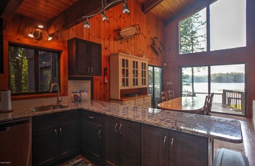 Blandford Casa | Casa del lago en el corazón de los Berkshires