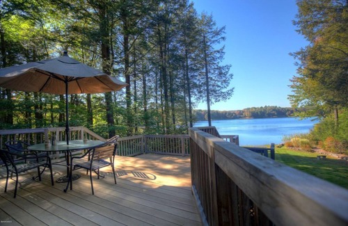 Blandford Casa | Casa del lago en el corazón de los Berkshires