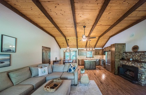 Benton Casa | Lake House near Big Bear Resort & Marina, Malcolm Creek Marina and King Creek