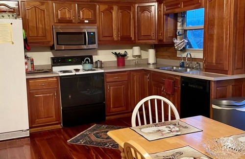 Rock Island Cabina | Lake house on 5 acres. Pet Friendly! Close to State Parks, Caverns, and Marinas.