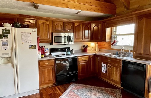 Rock Island Cabina | Lake house on 5 acres. Pet Friendly! Close to State Parks, Caverns, and Marinas.