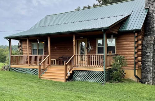 Rock Island Cabina | Lake house on 5 acres. Pet Friendly! Close to State Parks, Caverns, and Marinas.