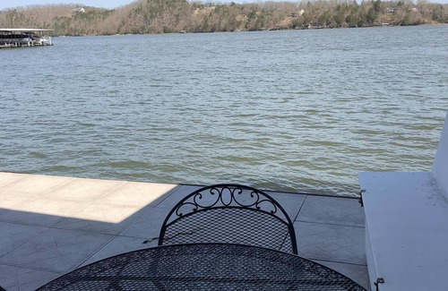 Osage Beach Casa | Lake House en Lake of Ozarks en un lote llano. Resbalón del barco y muelle de natación