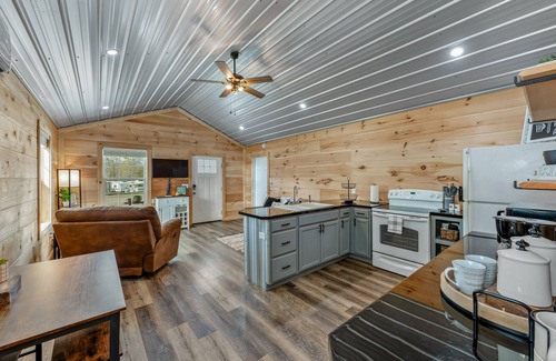 Groveoak Casa | Lake House with 32' Boat Garage, No-Stairs Entrance, Wi-Fi