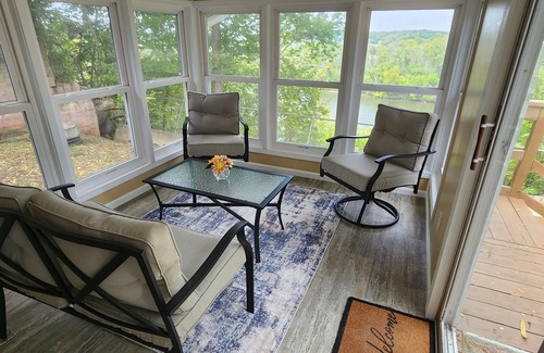 Warsaw Casa | Lake house with a view! Overlooks Warsaw and Lake of the Ozarks, Sleeps 4