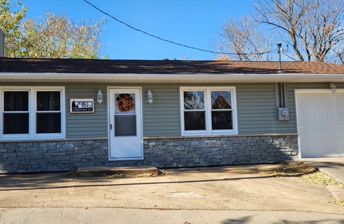 Warsaw Casa | Lake house with a view! Overlooks Warsaw and Lake of the Ozarks, Sleeps 4