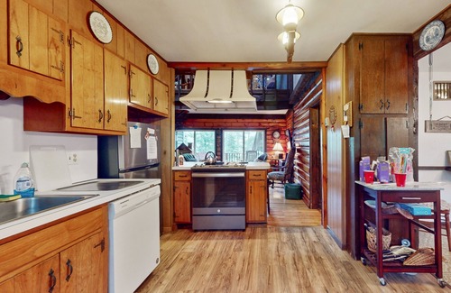 Lake Luzerne-Hadley Casa | Lake house with large deck & firepit- steps to Lake Luzerne