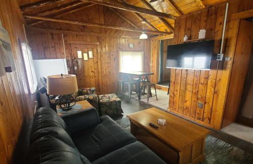 Oscoda Casa | Lake Huron - Super Cute Lake Front Cabin (Sleeps 5)