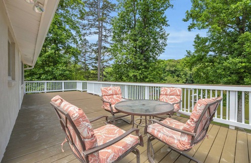 Lavonia Cabina | Lake It Easy – Cozy Hartwell Retreat with Big Dock & Stunning Views