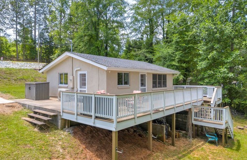 Lavonia Cabina | Lake It Easy – Cozy Hartwell Retreat with Big Dock & Stunning Views