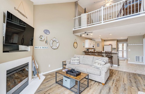 Camdenton Condominio | 'Lake It Easy' Waterfront Ozarks Condo w/ Balcony!
