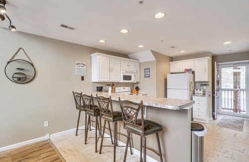 Camdenton Condominio | 'Lake It Easy' Waterfront Ozarks Condo w/ Balcony!