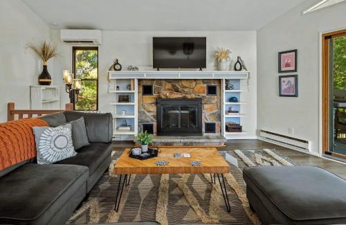Long Pond Casa | Lake It Right by AvantStay Lakefront w Dock Hot Tub Fire Pit Game Room